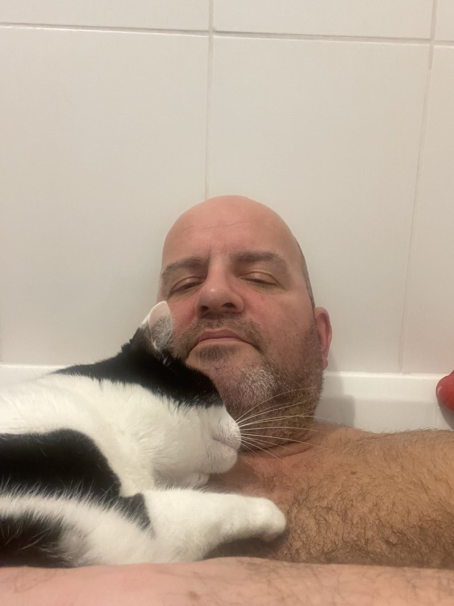 catbutlerdanny's tweet image. Good morning everyone 👋 Love, hugs and purrs to you all 🤍🖤🧡