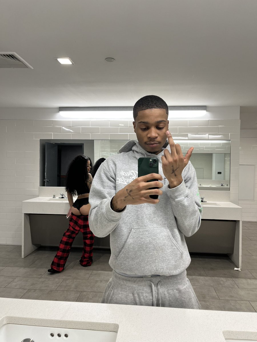 realnyckev's tweet photo. WHATS UNDER TREE!? MS.PYT😩💦 OF COLLAB https://t.co/MODYAB9bju https://t.co/d3RzozHp72