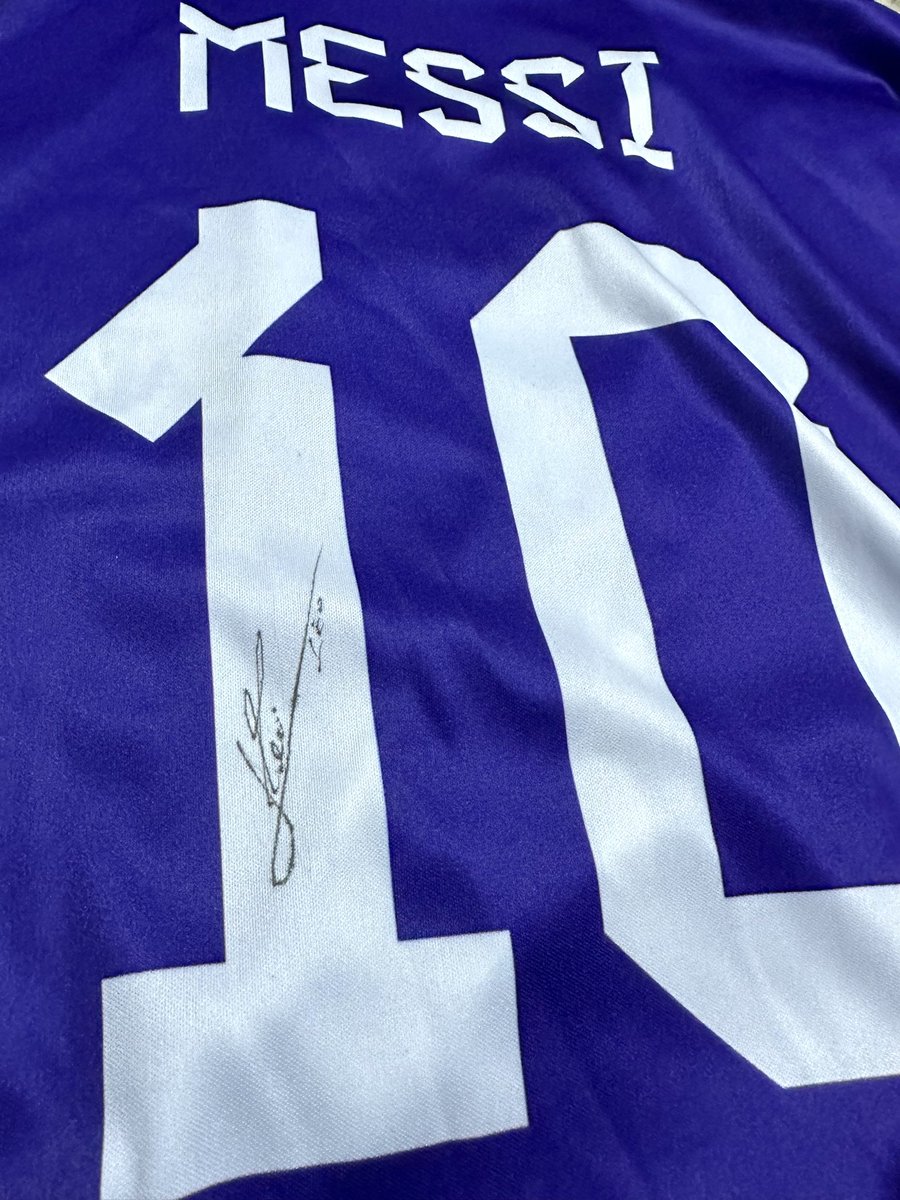 hugochavezteran's tweet photo. Que Feliz estoy! Me acaba de llegar un hermoso regalo desde Argentina 🇦🇷, la camiseta mundialista de la selección de Argentina con la firma de mejor jugador de la historia del fútbol. La legendaria 10 de @Ieomessiok . Gracias a todos los que hicieron esto posible! Messi❤️ Messi❤️ https://t.co/yRXKmGILAh