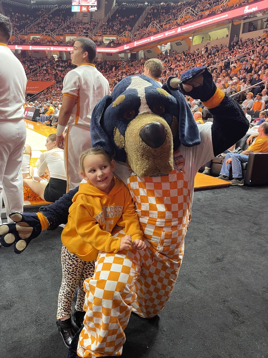 nmstn4u's tweet image. my daughter (Olivia) made a sign for her favorite player @olivier_rn tonight &amp;amp; he had a great Game!!! She said it was bc of the sign… she also got to meet Smokey Dog!! Hoping to get a pic w/#13 next time!!! Great night for @Vol_Hoops !!! #volhoops #basketvols  #allvol
