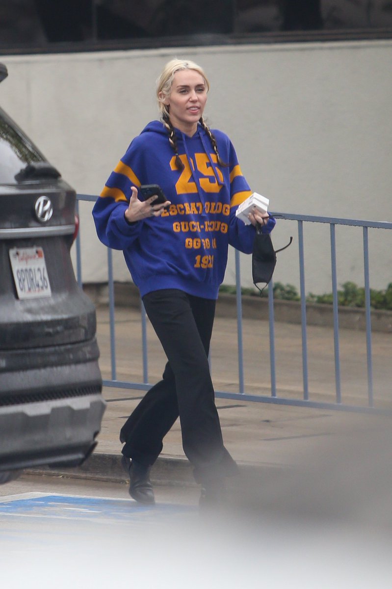 brooksmiley13's tweet photo. Miley and Tish out in LA today♪
#MileyCyrus #CyrusUpDate https://t.co/xrVmBO4f3d