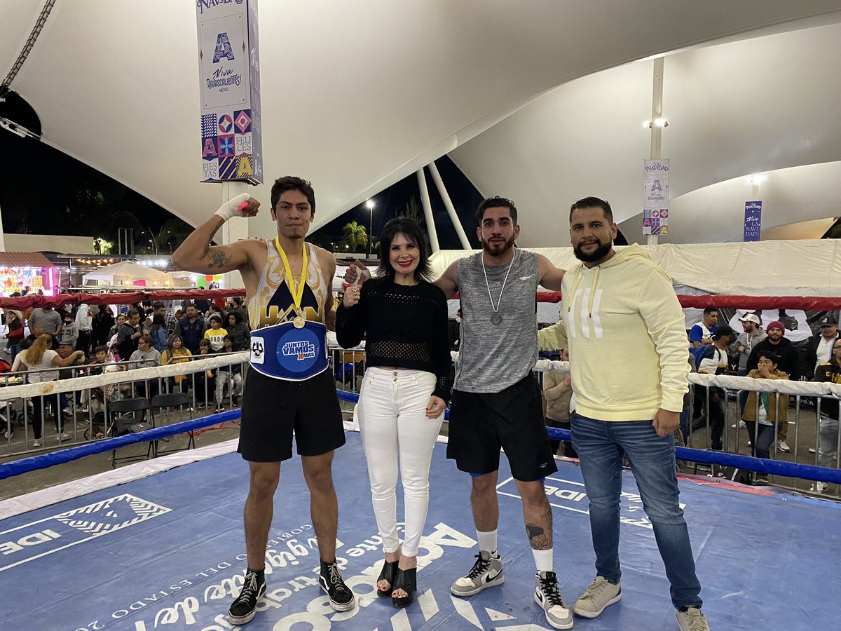 Esta noche Vero González, directora del Buró de Congresos y Visitantes de Aguascalientes hizo entrega el cinturón al ganador de la pelea estelar de box que se llevó a cabo en #VillaNavidad. 

#VivaAguascalientes
#ElGiganteDeMéxico