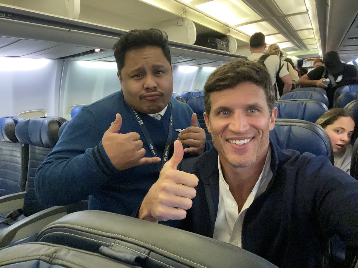 tabasum's tweet photo. Hi @united Rob R on UA 596 IAD to EWR has the best customer service skills of any United employee I’ve ever met. (So far ) ⭐️⭐️⭐️⭐️⭐️ https://t.co/yOeBAzbkQL