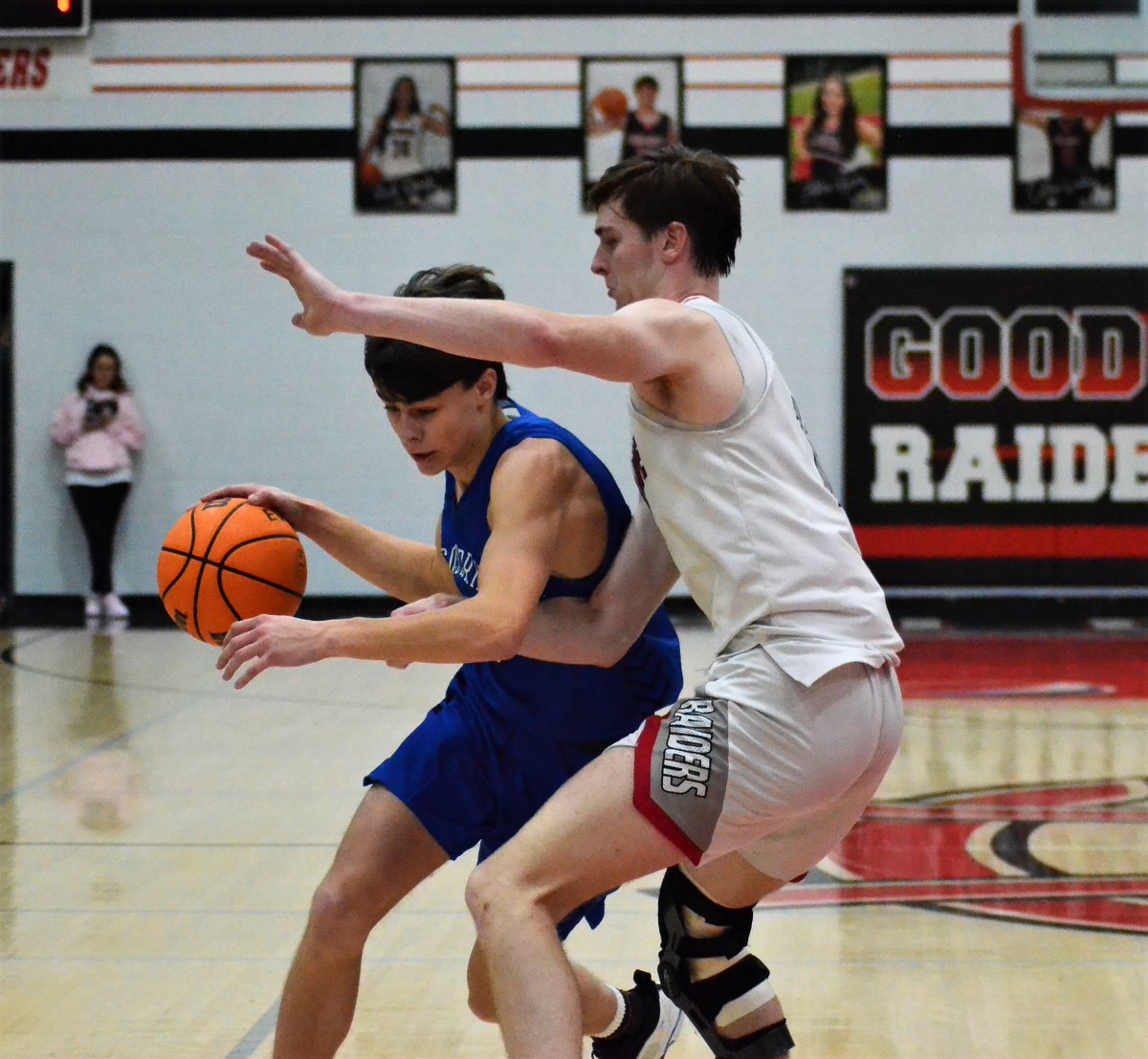 CullmanTribune's tweet photo. PREP BASKETBALL: Lady Raiders handle Cold Springs 66-23 in battle of unbeatens, Raiders pull away to top Eagles 57-36 https://t.co/O74HvxXEDS https://t.co/YilAOPPlfY