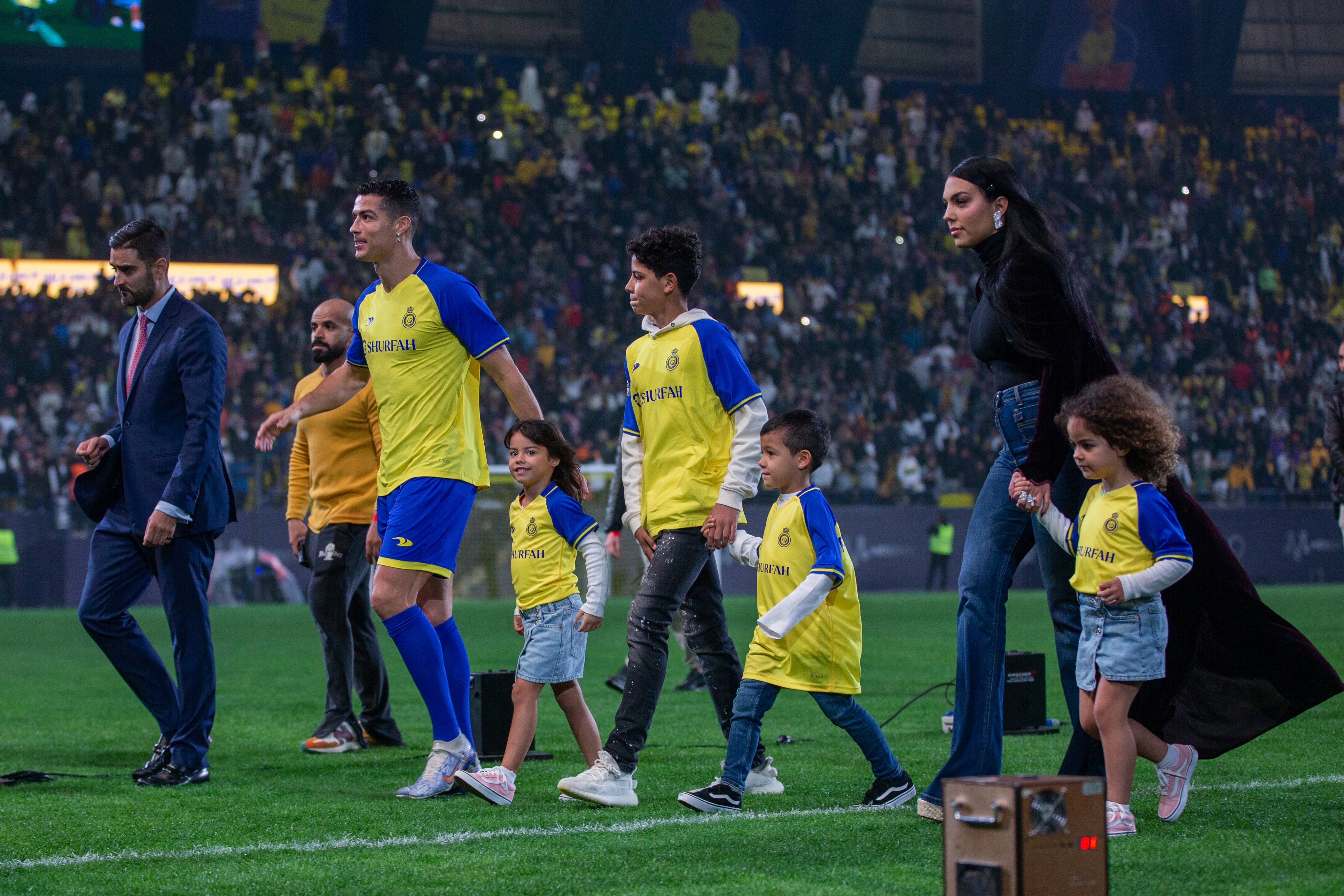 Sportstar on Twitter: "When in Rome... Cristiano Ronaldo's girlfriend, Georgina Rodriguez donned the traditional black abaya as she made her way alongside her partner at his official unveiling by Al Nassr in