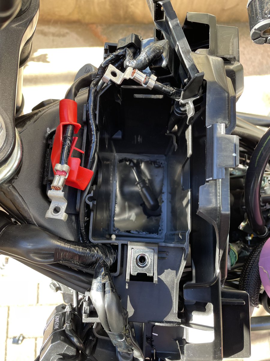 takemaruburari's tweet photo. cb250r最大の懸念事項
それはプラグ交換

バッテリーケースの底に穴あけ加工
コレで次回から楽できる

プラグキャップを外してプラグ周辺
のゴミも掃除機使ってできる！

底板も作ろう110×68ミリのアクリルで

#cb250r
#点火プラグ交換 https://t.co/c7OrF8gdab
