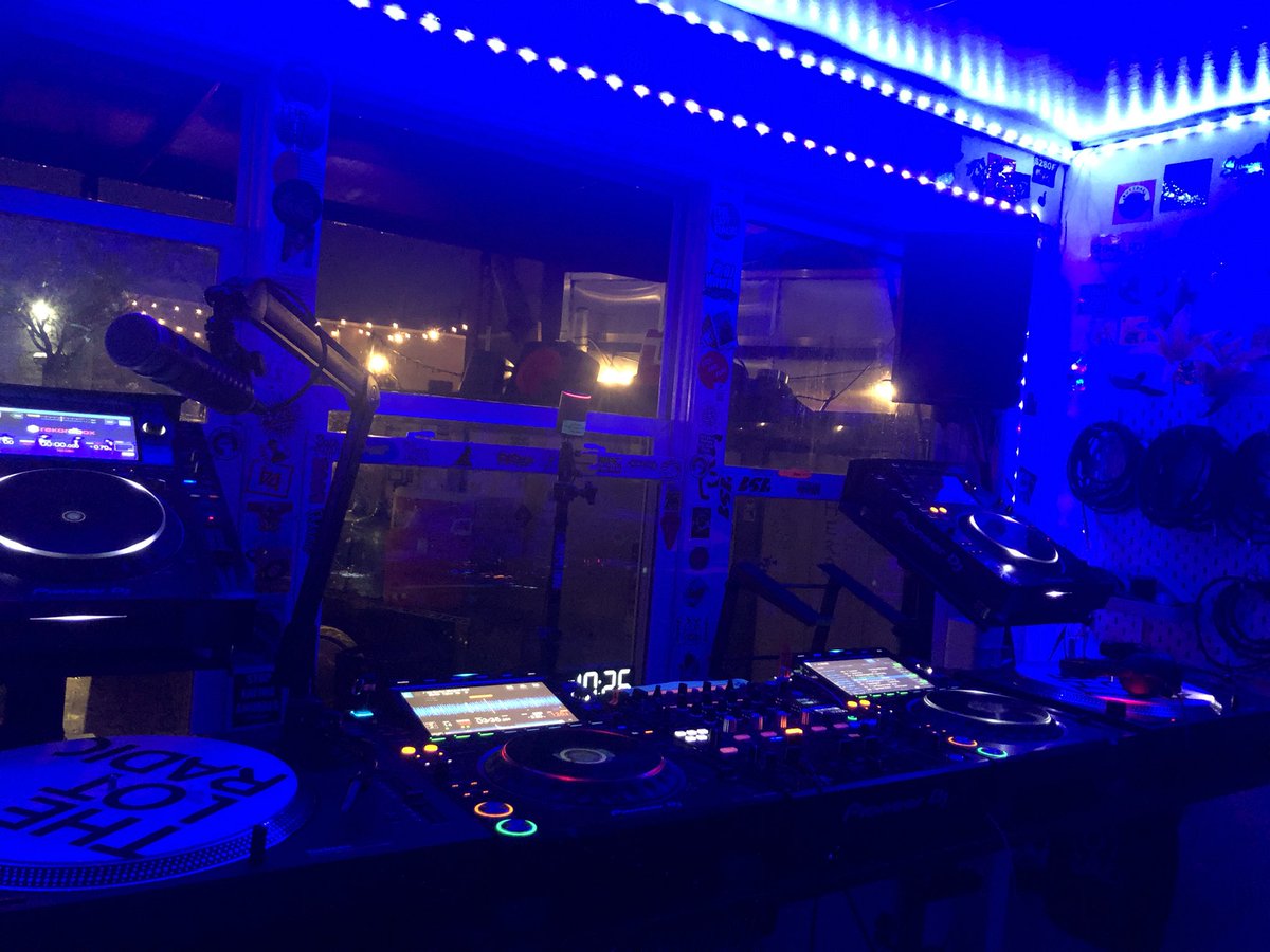 sgld's tweet photo. on now til 12am. https://t.co/5TH63Wh6P7 https://t.co/UC4hP2Q0EL