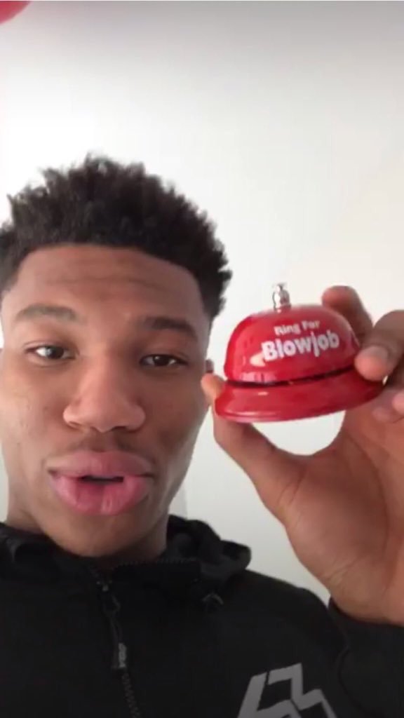 NBAdoPovo's tweet photo. Os principais jogadores da NBA atualmente são:

Um cara de 23 anos fora do shape que fuma narguilé e bebe cerveja depois dos jogos

Um camaronês que namora uma 🇧🇷

Um grego viciado em s**o

E um Sérvio que tem uma fazenda e anda de charrete

O futuro da NBA está em boas mãos https://t.co/wB4Qx0K7mH