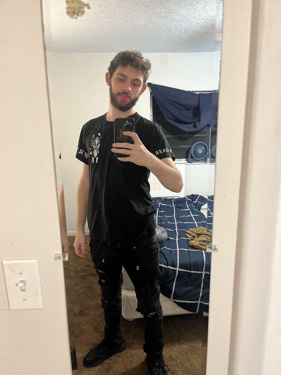 _KillDyll's tweet image. September 17th I overdosed on died for 2.5 minutes, I weighed 130lbs, and I was highly addicted to fentanyl. Second pic is from today 90 days clean, 160lbs, and actually happy to be alive. Man I’m blessed I was able to be revived that day.