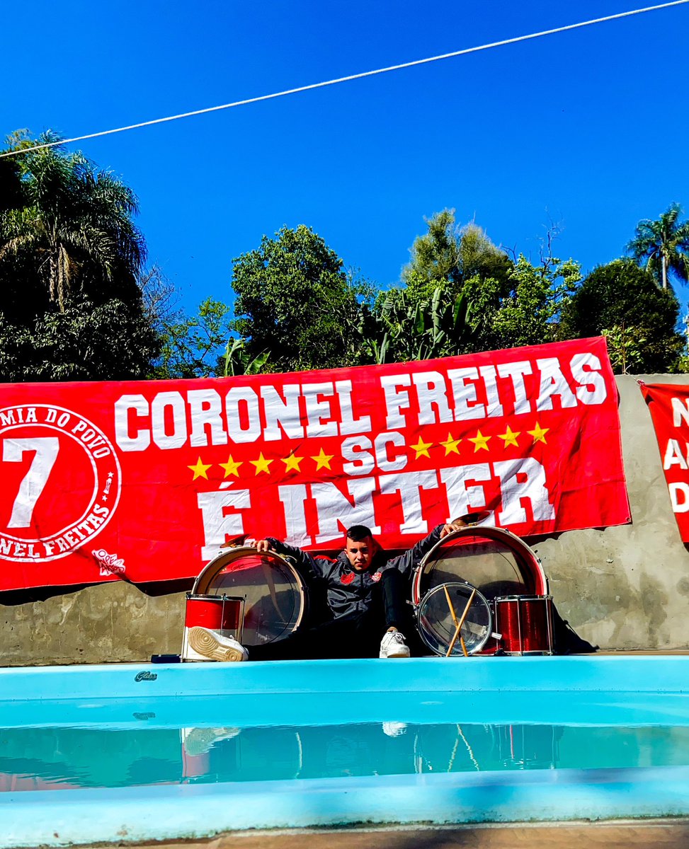 Luquinha1909's tweet photo. Quem diria que aquele q tocava num balde de massa corrida com fita e tampa de panela… o amor que tenho por esses instrumentos ninguém nunca irá entender - SOMOS A BARRA DO INTER #guardapopular https://t.co/VaX08TOU9X