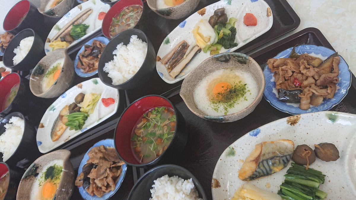 nagukei0409's tweet photo. 食事人数が多い時はストッカ��に溜め込んだ半額品が火を吹くぜ！

ここ連日の大人数で１人単価がようやく500円を割る。
惨劇(クビ)回避

10人以下の小人数だとどうも力を持て余して余計なもん買う癖あるな…

水曜は家庭料理
麦飯定食
#社食　#料理 https://t.co/eHAUy3TX4M