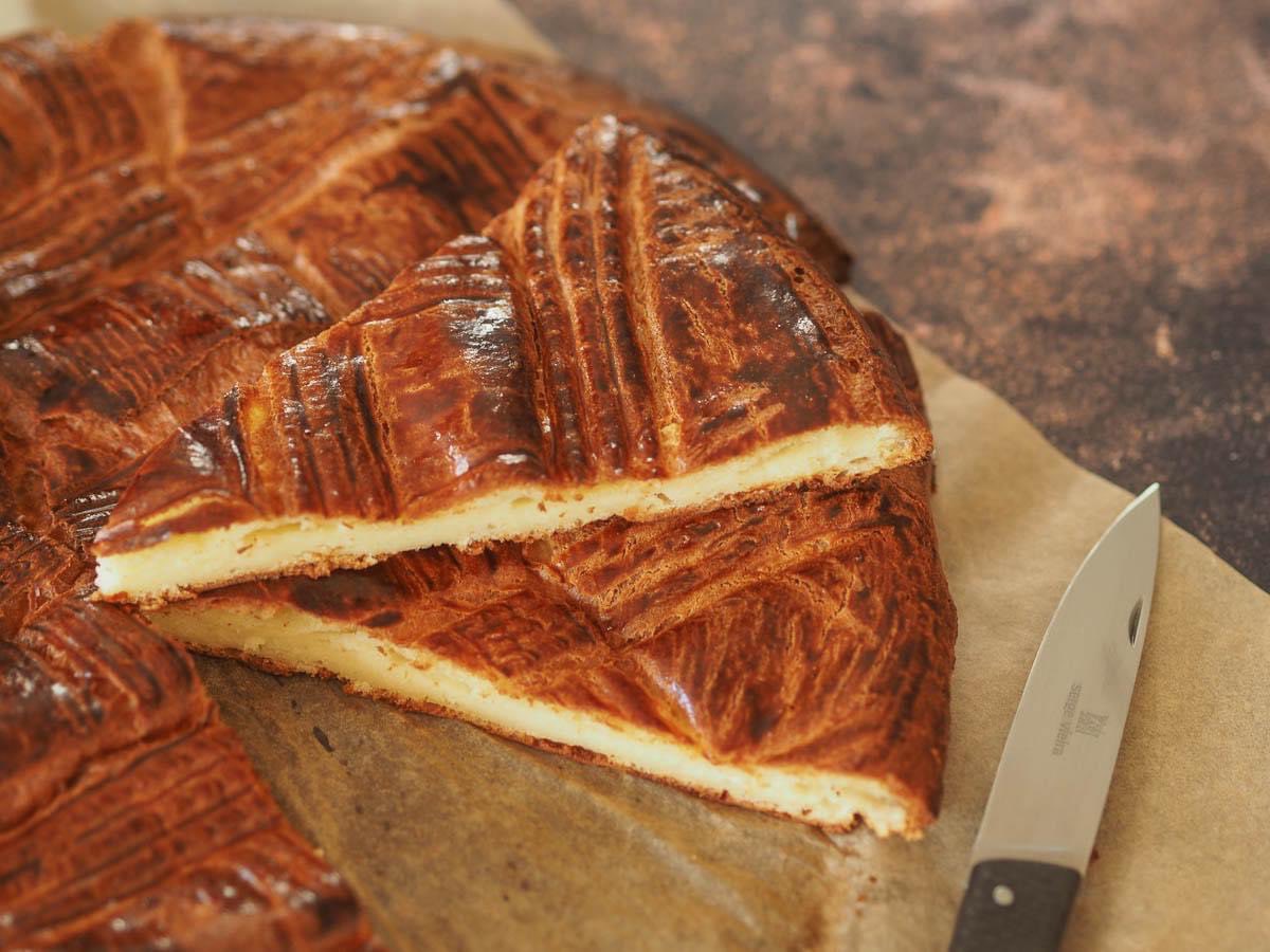 FRANCKFRANCKFR's tweet image. Un boulanger de #hautesaône n'ayant pas trouvé de #fèves à décidé de mettre des #sifflets dans ses galettes. (Les 3248 sifflets commandés qu'il avait reçu tardivement pour les cochons de la #sainteCatherine) @FrdricBurghard1 @PresseVesoul @CombrousseP