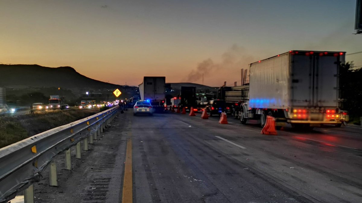 gomez_avl's tweet photo. Urgen sistemas efectivos y rigurosos de verificación para vehículos pesados que transitan sobre la Carretera Federal 57 MÉXICO - QUERÉTARO, hoy otra vez un accidente en San Juan del Río dirección Querétaro que tiene como resultado la muerte de un bebé y varios lesionados. https://t.co/iO9lvqUmvc