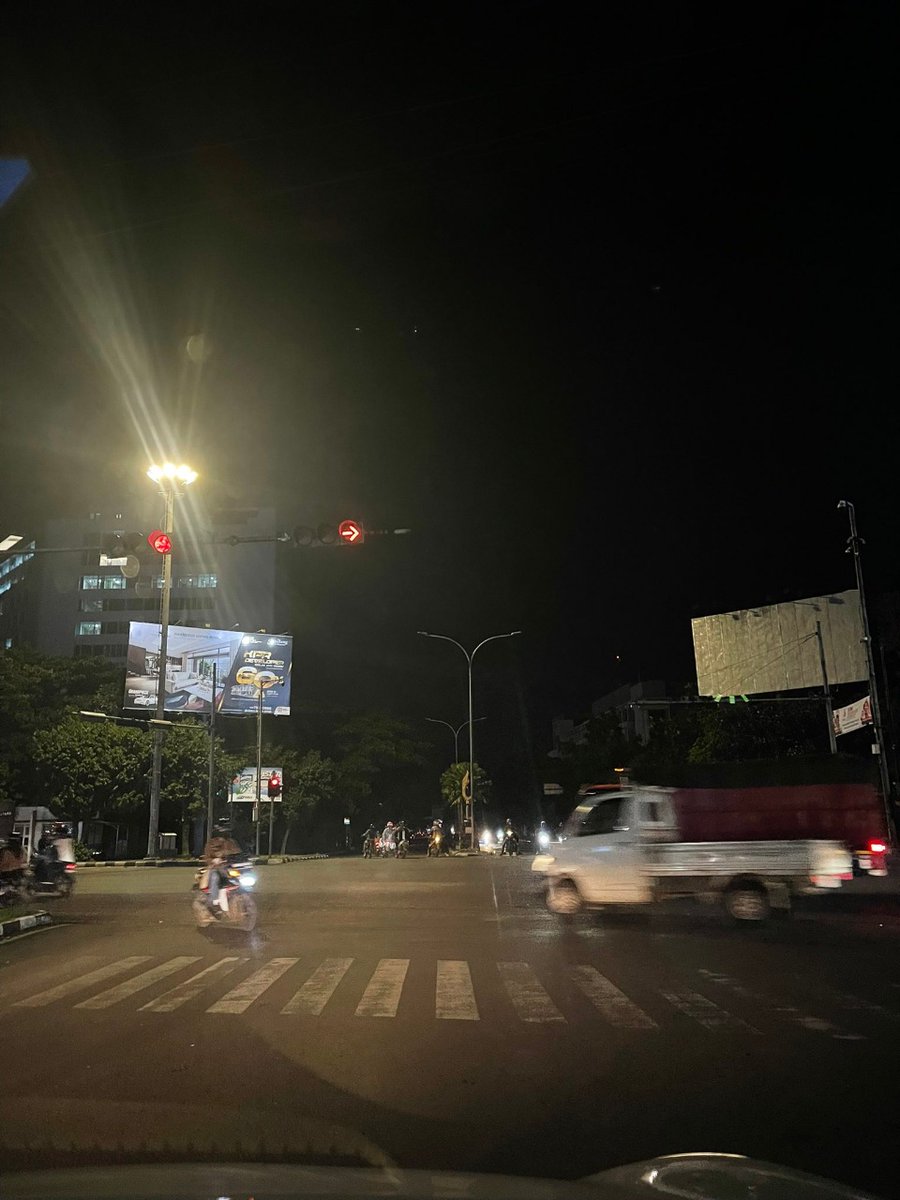 papaojol's tweet photo. Bandung as a Gotham City. 

Dimana Bandung yang Romantis dan Estetik itu?

Sebuah utas keresahan~ https://t.co/u3wBwdh4PJ