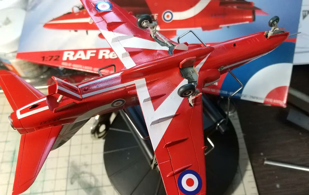 #ﾌﾟﾗﾓﾃﾞﾙ
#AIRFIX
#BaeHawk
#RedArrows
#女王陛下のｱｸﾛﾊﾞｯﾄﾁｰﾑ
#完成

2023年最初の完成機はRedArrows50周年記念塗装機。
中々に格好良いのです。
でも近くに寄ると粗が目立つので、引いて見ると良いのです。