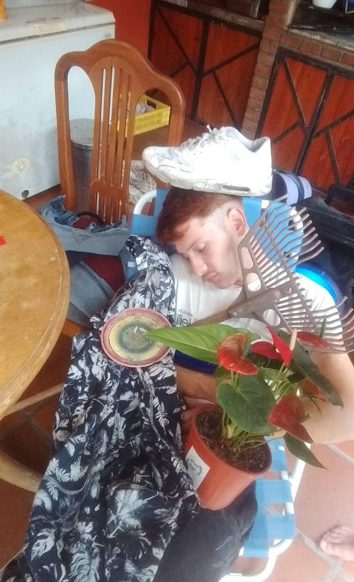Jerotheaux's tweet photo. el colo se durmió borracho en la reposera
los pibardos: https://t.co/cw22FyRFZE