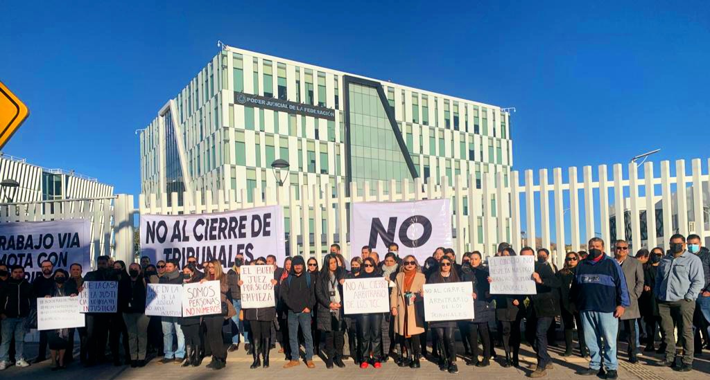 raquelsifuentes's tweet photo. 🚩 Si defendemos y protegemos tus derechos, también los nuestros 🤜 NO AL CIERRE DE TRIBUNALES COLEGIADOS FEDERALES EN DURANGO 
#Durango 
#PJF
#CJF
@SCJN 
@CJF_Mx 
@lovadograjales
@clausdebuen 
@emmanuele_mon 
@JuanMarcosDav 
@gabrielaciddel2 https://t.co/nlJ6g2Rz60