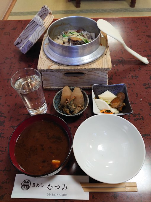 参拝後は浅草寺裏の肩肘張らず落ち着いた雰囲気で炊きたての釜めしをいただけるお店でラス1だった新春限定あわびの構えとなめこ汁、出来上がるまで揚げ銀杏と山形ばくれん吟醸の冷やでちょいと一杯やってるとあわびの釜めしにあわびのひもの煮たのんまで付いてきて更にお酒がスイスイ進む～!(*'ω`*) 