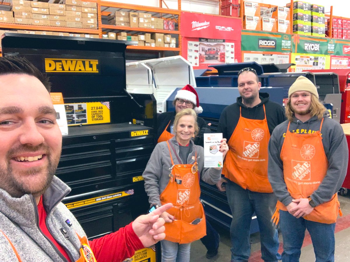 Linda our CXM is now rockin’ a PLATINUM #Milestone Award! Great job #LivingOurValues and leading by example!! We appreciate you Linda! #westisbest #recognition #appreciationtweet