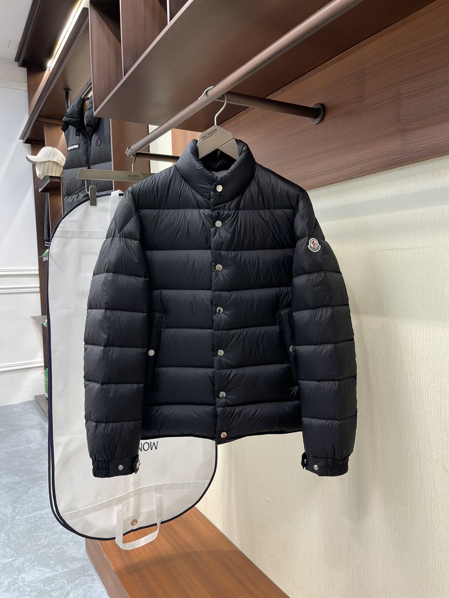 VogcopyN's tweet photo. 新しい定番の純色ロゴをあしらったスタンドカラーダウンジャケットは、全身にフィットする効果があり、黒と青の2色から選択でき、スタイリッシュで暖かな大気をシンプルで高級感のあるものにし、防塵袋包装付き～

#モ��クレール #MONCLER #ダウンジャケット
→ https://t.co/ch3c7Kjo6Z← https://t.co/Jy4FdD4GaF