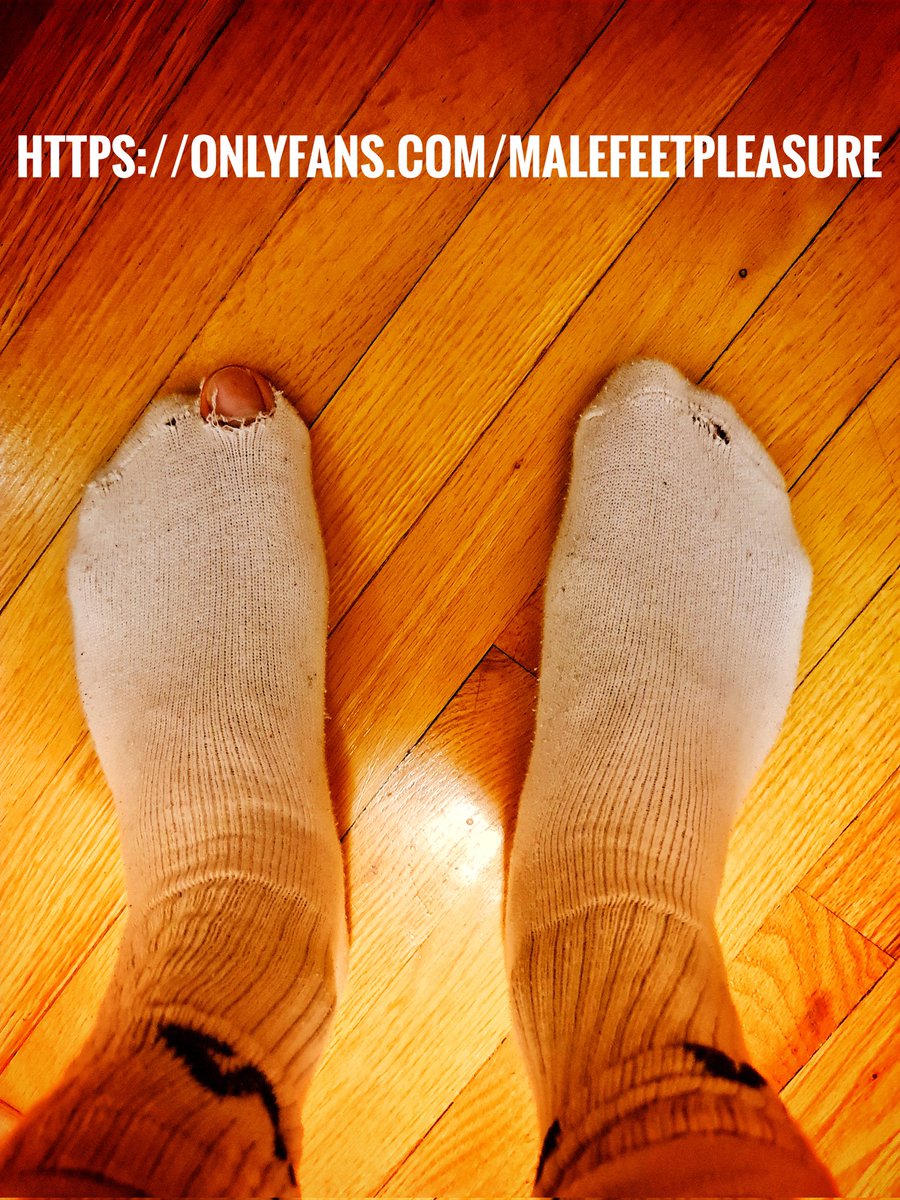MaleFeetPleasu1's tweet photo. I might need new socks to replace my old stinky crusty pair! 🤣 @AlphaMaleRT @fagRTdom @AdmirerAlpha @Domcollection00 @fag4alphamale 
#malefeet #oldsocks #WhiteSocks https://t.co/4Svx1zq4wL