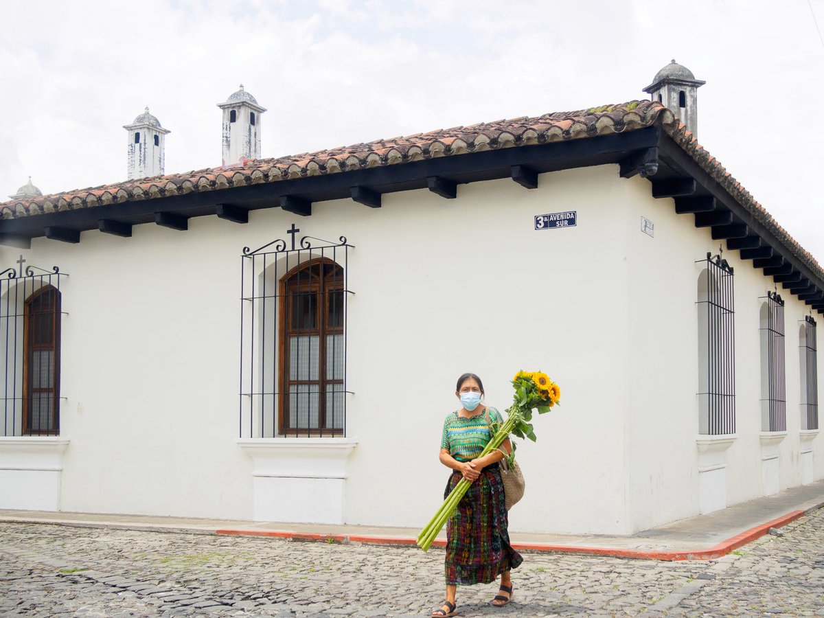 rudygiron's tweet photo. 📸: Candid capture of daily life moment on the streets of Antigua Guatemala. 

#StreetPhotographyTips — Anticipate how the elements in your frame will come together.

#streetphotographer #streetsnappers #conquerthestreets 
#learnphotpgraphy #streetphotographyworkshops https://t.co/WwFPvQZnDy