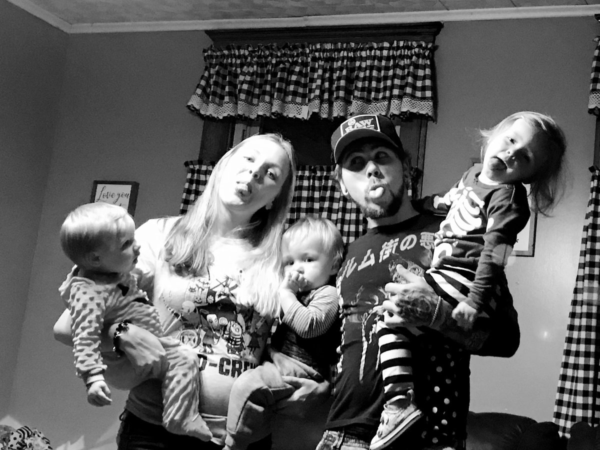 A_GiRL740's tweet photo. 💛extra grateful for my man and the family we have made. I’m so excited to see what this year has in store for us https://t.co/wiPRjRvwjz