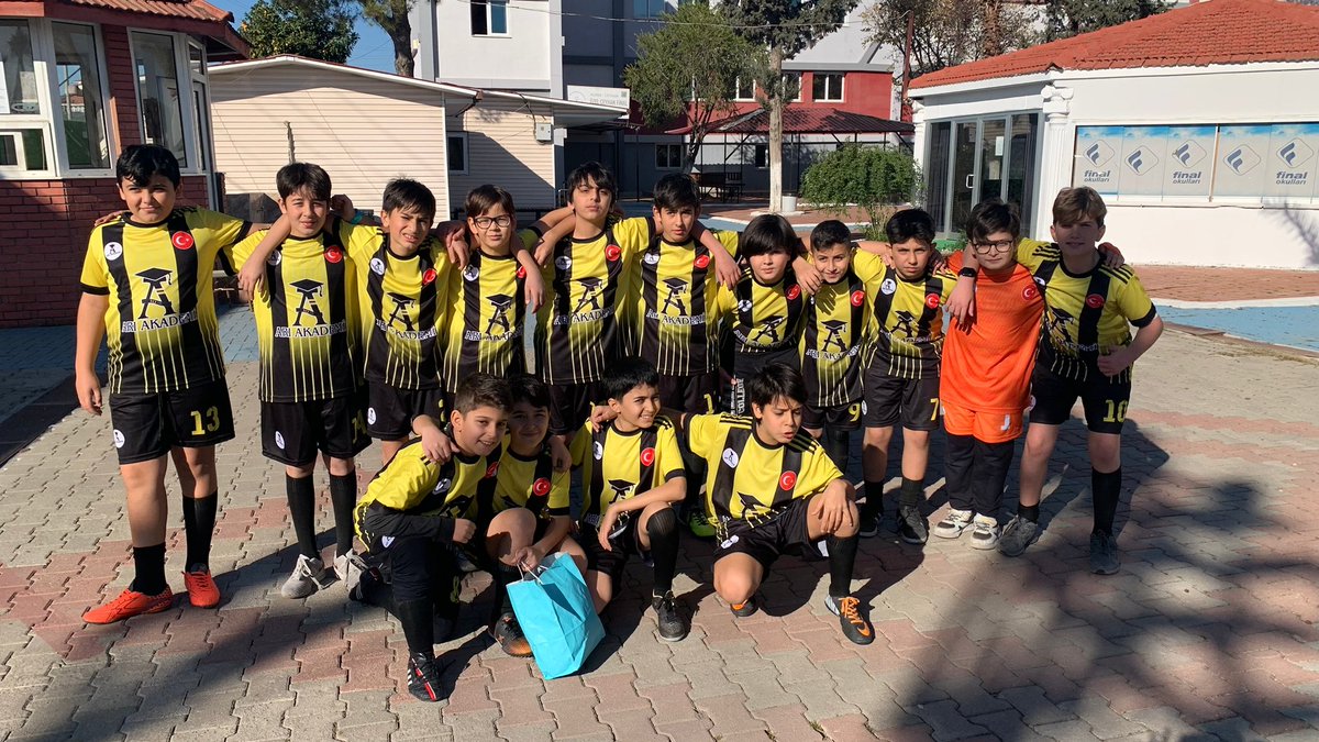 Ariakademi01's tweet photo. Müthiş galibiyetiyle göz kamaştıran İlk Hedef Başarı Ortaokulu Futsal takımımızı ve emeği geçen tüm ekibimizi tebrik ediyor, Başarılarının devamını diliyoruz. #ceyhan #adana #basari #meb https://t.co/AqWUcu6AC8