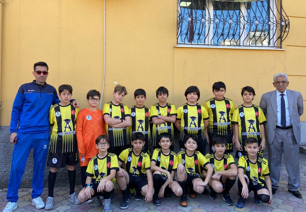 Ariakademi01's tweet photo. Müthiş galibiyetiyle göz kamaştıran İlk Hedef Başarı Ortaokulu Futsal takımımızı ve emeği geçen tüm ekibimizi tebrik ediyor, Başarılarının devamını diliyoruz. #ceyhan #adana #basari #meb https://t.co/AqWUcu6AC8