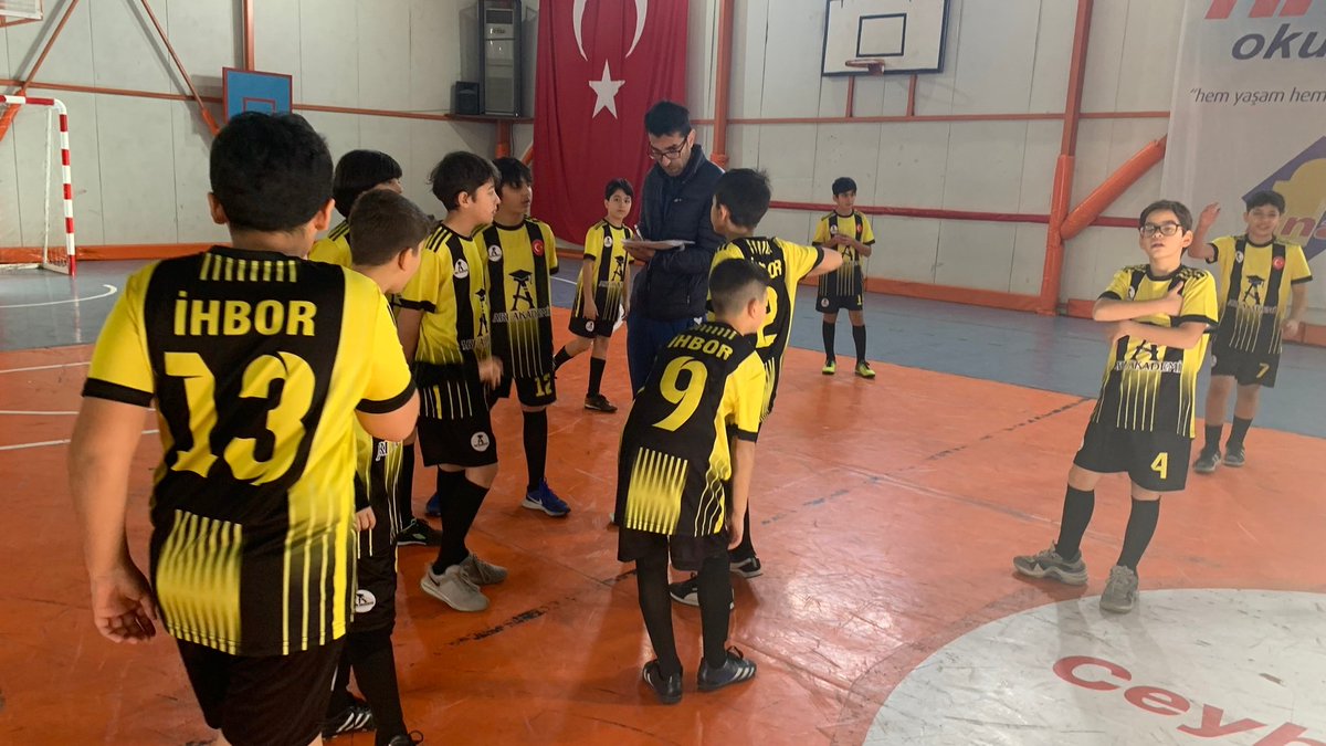 Ariakademi01's tweet photo. Müthiş galibiyetiyle göz kamaştıran İlk Hedef Başarı Ortaokulu Futsal takımımızı ve emeği geçen tüm ekibimizi tebrik ediyor, Başarılarının devamını diliyoruz. #ceyhan #adana #basari #meb https://t.co/AqWUcu6AC8