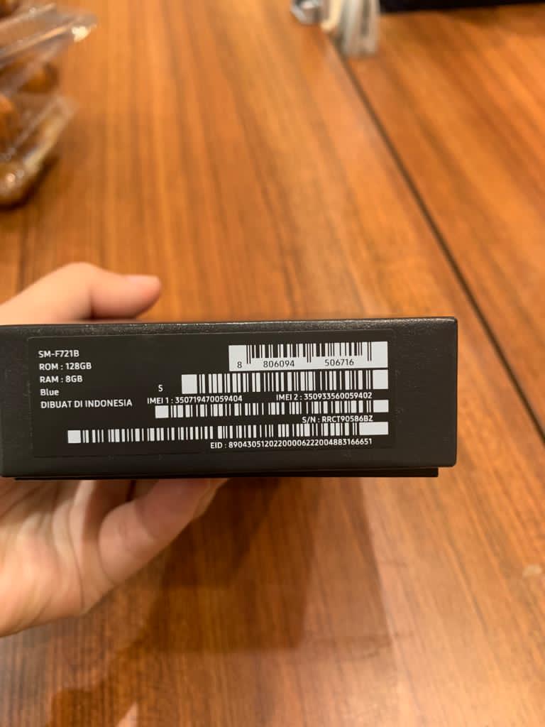 rizzcently's tweet photo. Samsung Z Flip 4 8/128gb light blue

*Mulus 100%*
*Garansi resmi 1 tahun*
*Belum pernah di pakai*

BUKA HARGA 12.5JUTA https://t.co/Rfo4Ueb1ZM