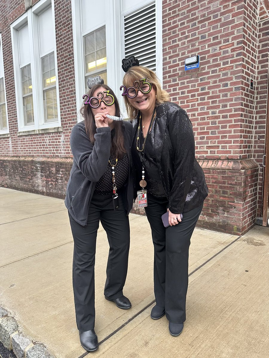 Welcoming our students back with a mini celebration! <a href="/JenConnors1/">Jen Connors</a> #Happy2023 #WelcomeBackClintonBears #WeAreGladYouAreHere