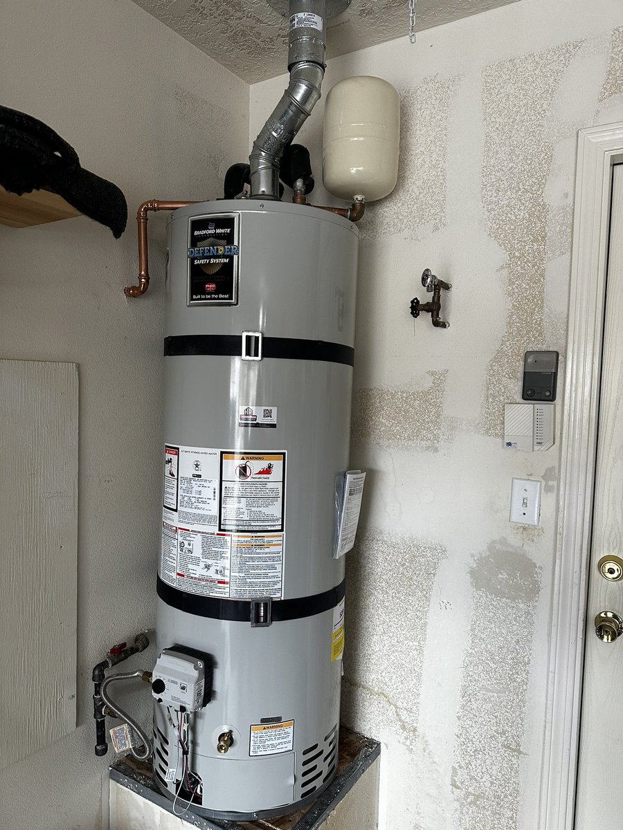 HomeRunPlumbing's tweet photo. New year, new water heater. Here are some before and after pictures from today. Not a bad way to start 2023!!  #hvac #albuquerque #coveringallyourbasestohome #plumbing #homerunplumbing #bradfordwhite #hotwater #2023 https://t.co/jDn5d7jlOY