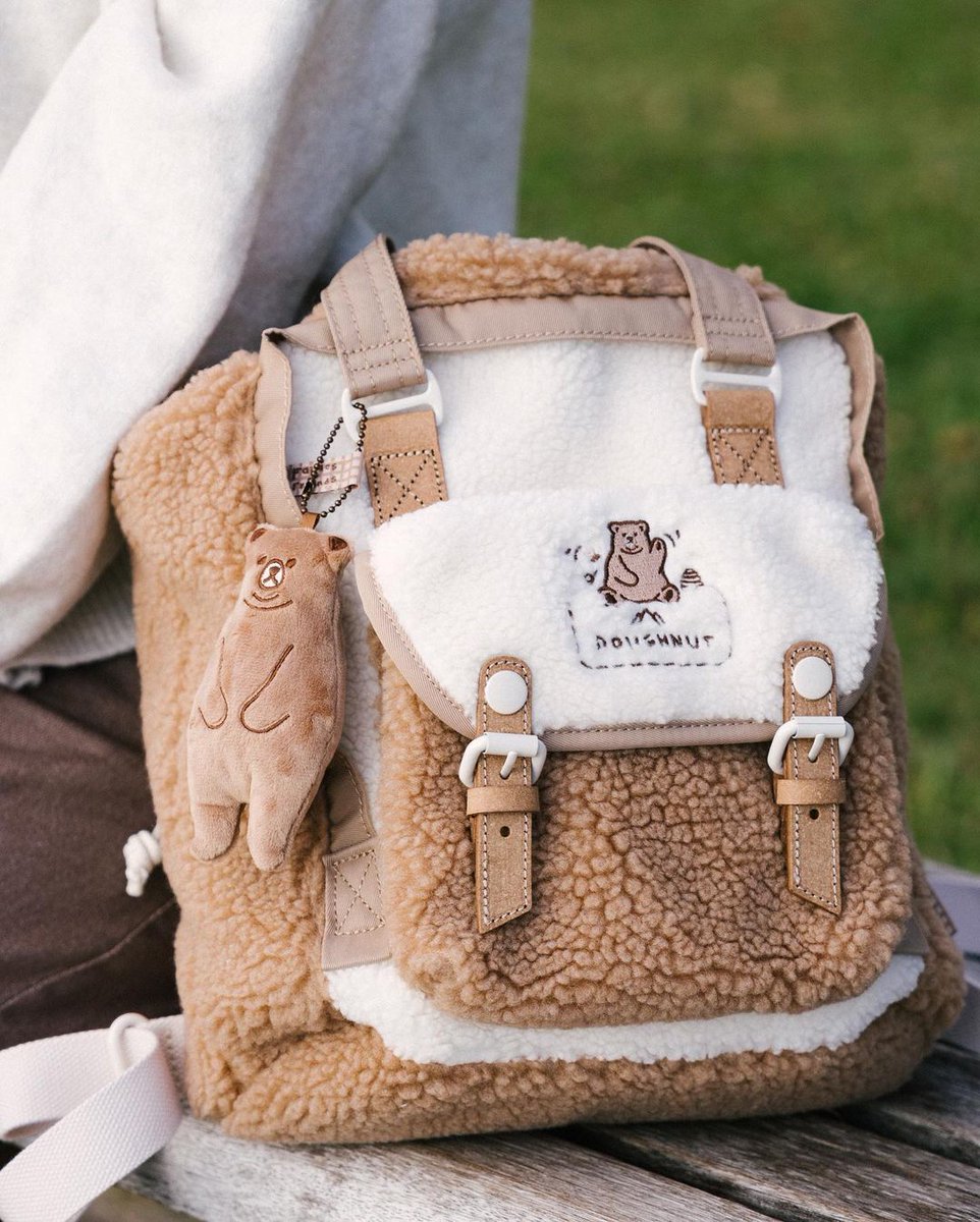 Sitting on a bench, with Bearie🐻Macaroon Mini Drawstring is the bag you would like to bring this winter. The fleece is warming and can hold its shape(&amp; so satisfying to squeeze). A bag that you can cuddle whenever you need a hug.📸: @cknkelly
#DoughnutOfficial #PackYourDream