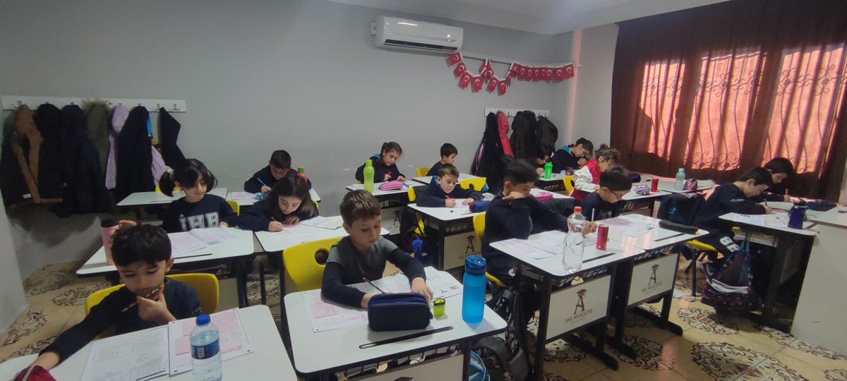 Ariakademi01's tweet photo. İlk Hedef Başarı İlkokulu öğrencilerimize deneme sınavı gerçekleştirildi.  Öğrencilerimizi tebrik ediyoruz..#ceyhan #egitim #adana https://t.co/Od5M21qzpq