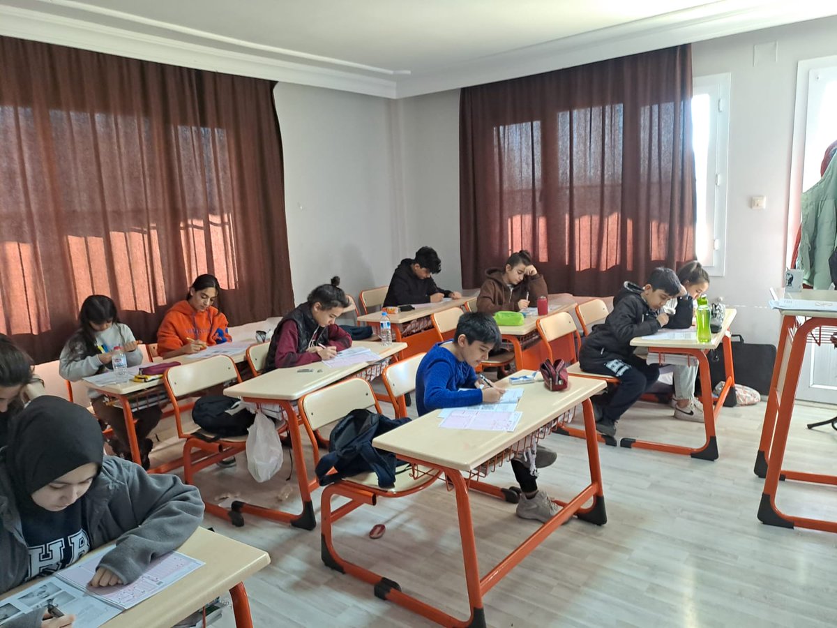 Ariakademi01's tweet photo. İlk Hedef Başarı Ortaokulumuzda  haftalık deneme sınavları gerçekleştirildi. Öğrencilerimizi tebrik ediyoruz.  #ceyhan #egitim #adana https://t.co/3K1WYNagkp