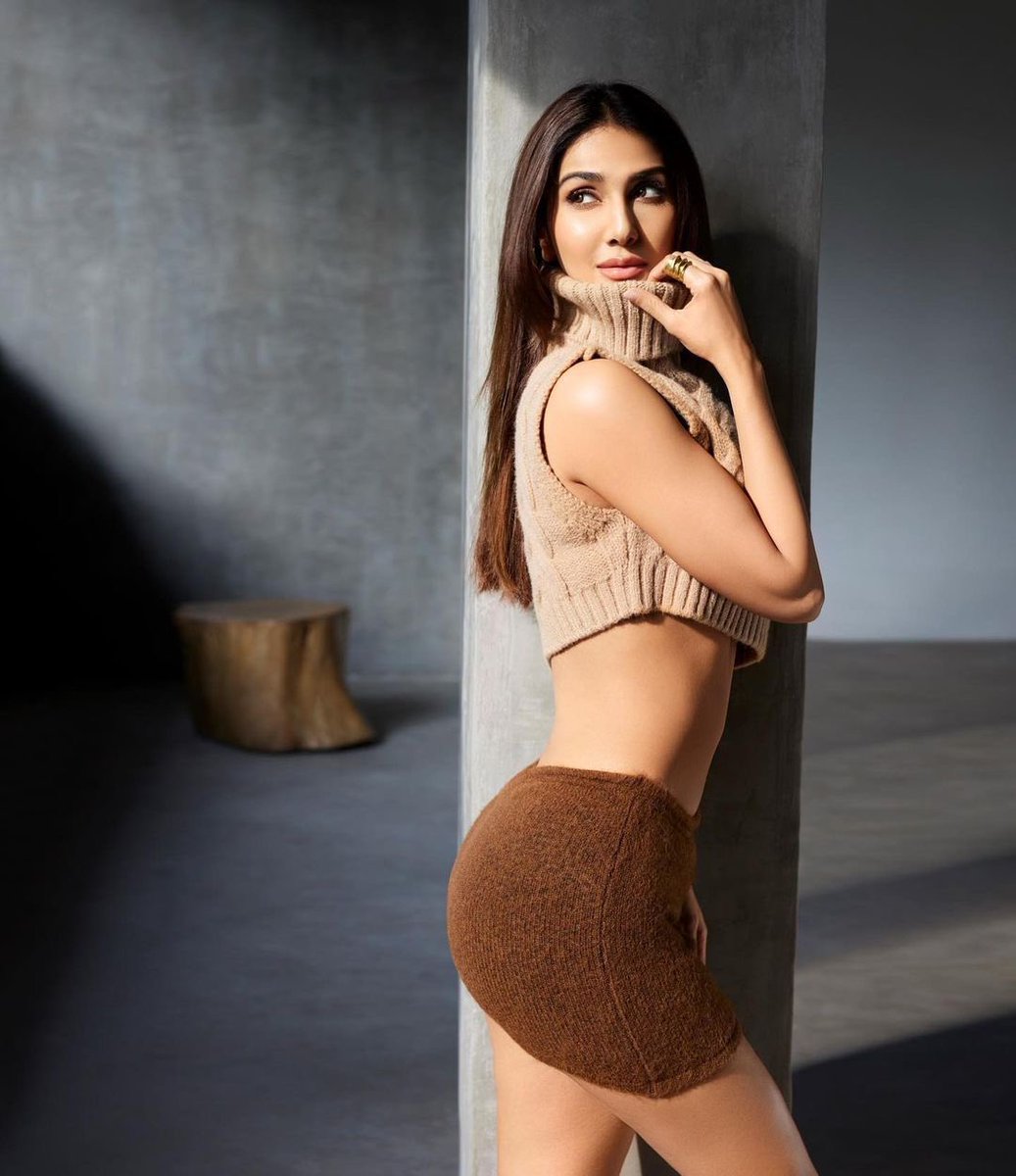 Vaaniofficial's tweet photo. Winter activated

 #sweaterweather https://t.co/SRxwXpu8gz