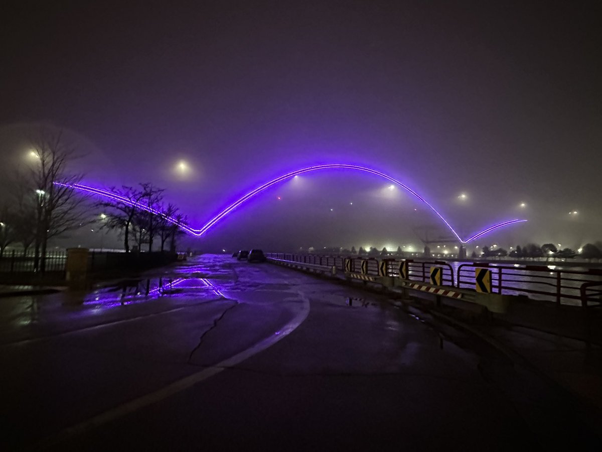 4bitfocus's tweet image. Stopped to take a quick pic of the @LightTheHoan bridge all lit up in Compassion Purple ahead of the big @GEHealthCare IPO tomorrow! Looks like an excellent shade of purple. #LetsGoGEHC
