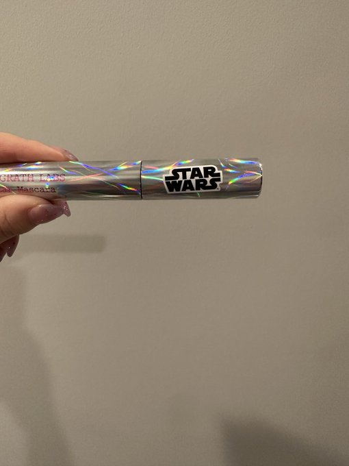 Who was in charge of slapping the stickers on the new Pat McGrath Star Wars collab lol https://t.co/<a href="/tag/thelastofus"class="tags"><span>#thelastofus</span></a>