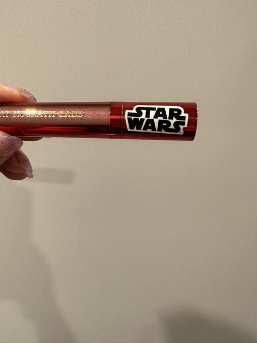Who was in charge of slapping the stickers on the new Pat McGrath Star Wars collab lol https://t.co/<a href="/tag/thelastofus"class="tags"><span>#thelastofus</span></a>