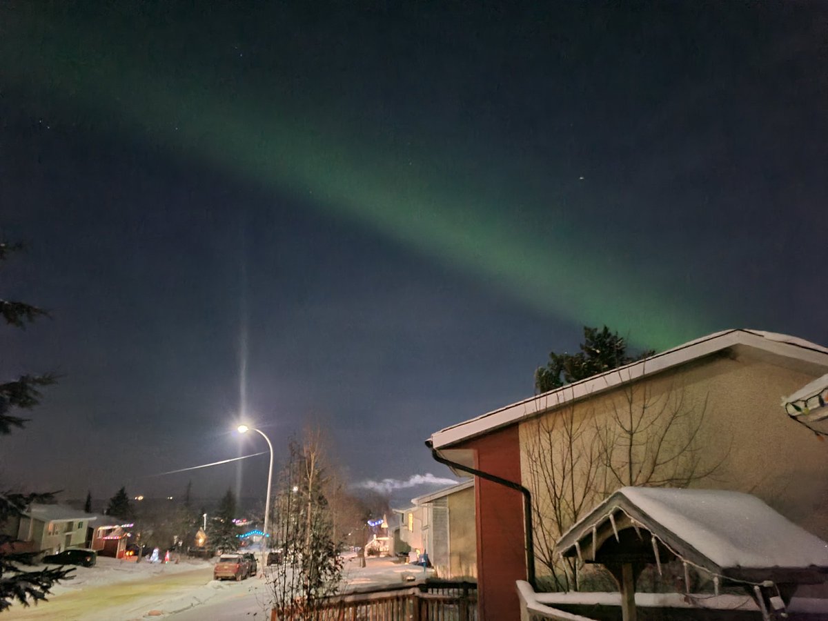 StaceeLickers's tweet photo. Last day of my visit, and she came to give me a send-off. #Auroraborealis #FortMcMurray https://t.co/8Ngb8S0PnO