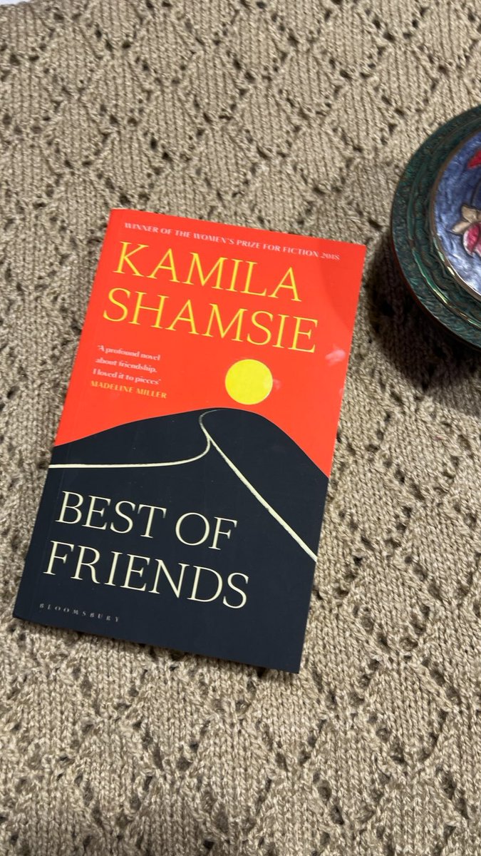 HyperglotReview's tweet photo. TOP PICKS OF 2022

Best of Friends - Kamila Shamsie (@kamilashamsie)
A compelling perspective on the age-old debate of whether loyalty or principle makes for the greater friend.
 Thought-provoking, sympathetic, and full of unexpected turns.

#booksof2022 #booksworthreading #read https://t.co/CMLHotla0F
