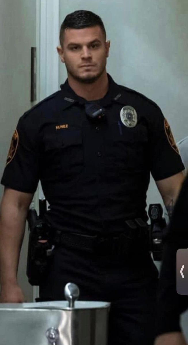 901Lulu's tweet photo. Everyone was too busy watching the suspect, and not the dedicated man guarding him. You’re welcome. https://t.co/qNf2xobYDo