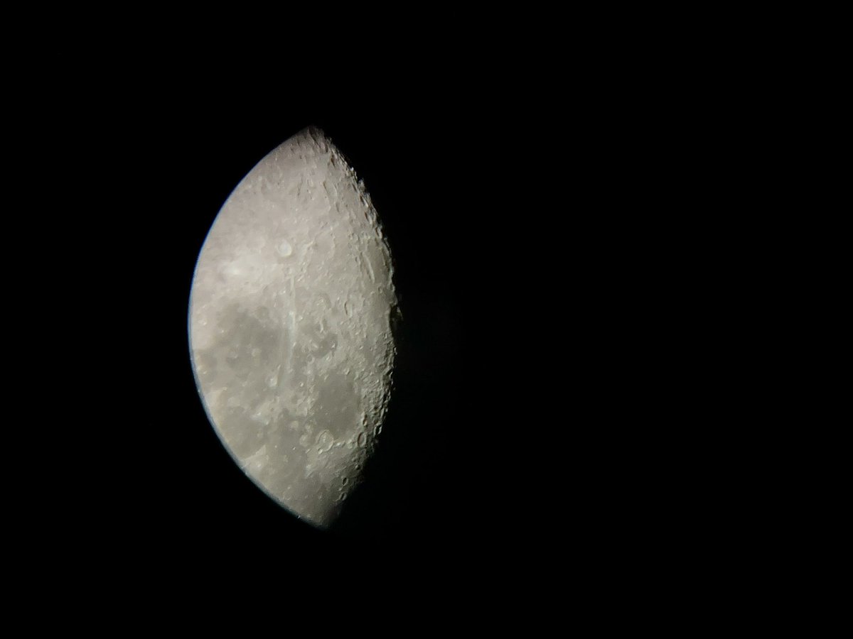 cdavidmx's tweet image. Luna de hoy en la madrugada y en la noche 🔭

«que su atezado ceño
al superior convexo aún no llegaba
del orbe de la diosa
que tres veces hermosa 
con tres hermosos rostros ser ostenta»

Sor Juana Inés de la Cruz en Primero sueño