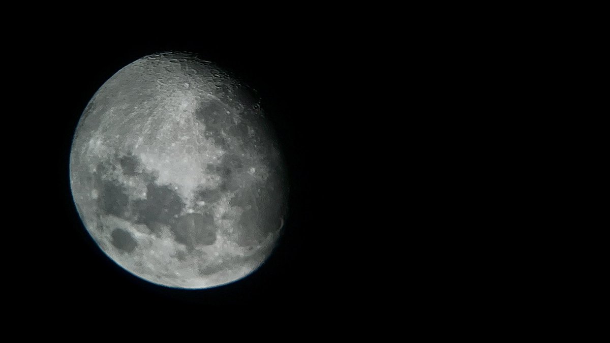 cdavidmx's tweet image. Luna de hoy en la madrugada y en la noche 🔭

«que su atezado ceño
al superior convexo aún no llegaba
del orbe de la diosa
que tres veces hermosa 
con tres hermosos rostros ser ostenta»

Sor Juana Inés de la Cruz en Primero sueño