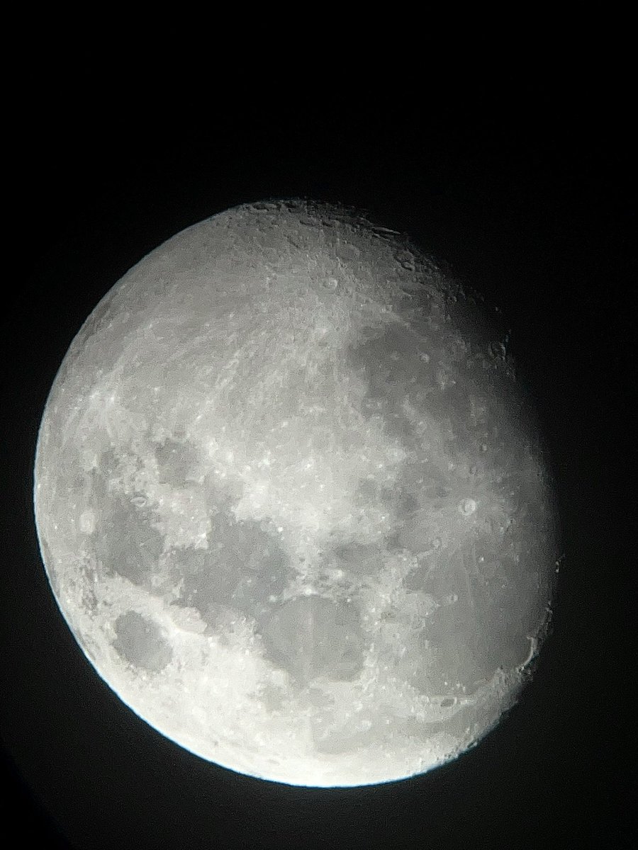 cdavidmx's tweet image. Luna de hoy en la madrugada y en la noche 🔭

«que su atezado ceño
al superior convexo aún no llegaba
del orbe de la diosa
que tres veces hermosa 
con tres hermosos rostros ser ostenta»

Sor Juana Inés de la Cruz en Primero sueño