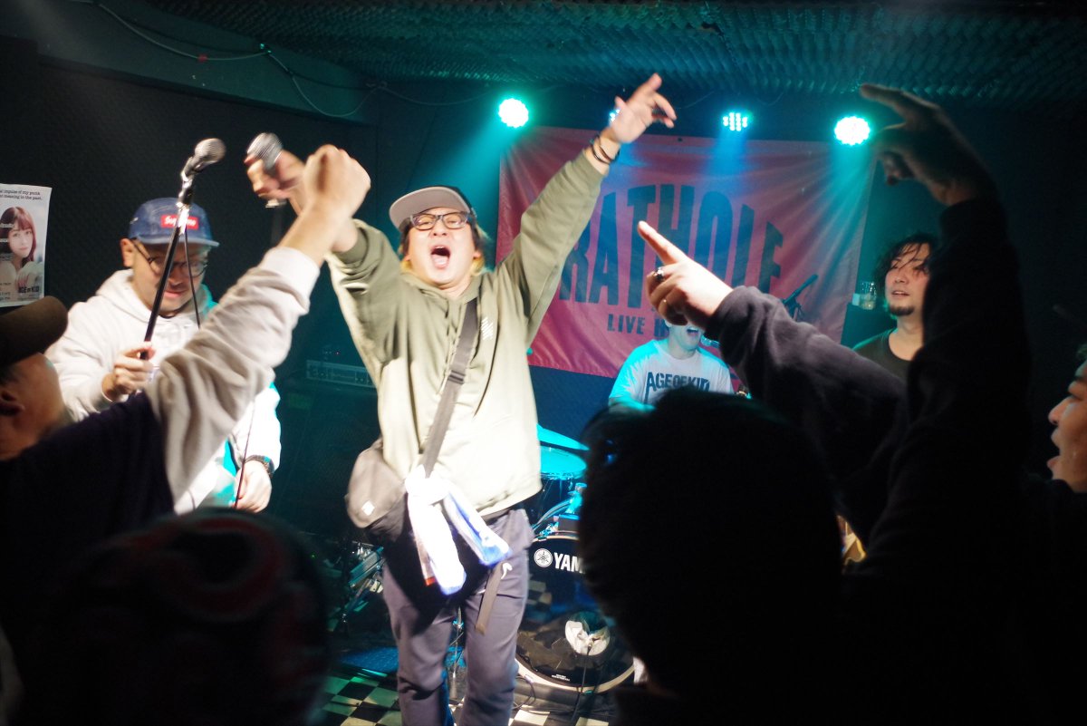 aishukaido's tweet photo. 【届け!!】1月3日 新春昼飲み令和柴崎会@調布柴崎RATHOLE、あれこれ写真その3。その他は→ https://t.co/5qC8AajSk1 #AGEOFKID #RADIOBUG #KokiSasayama #FLYINGGORILLAS #令和柴崎会 https://t.co/DtbXROOard