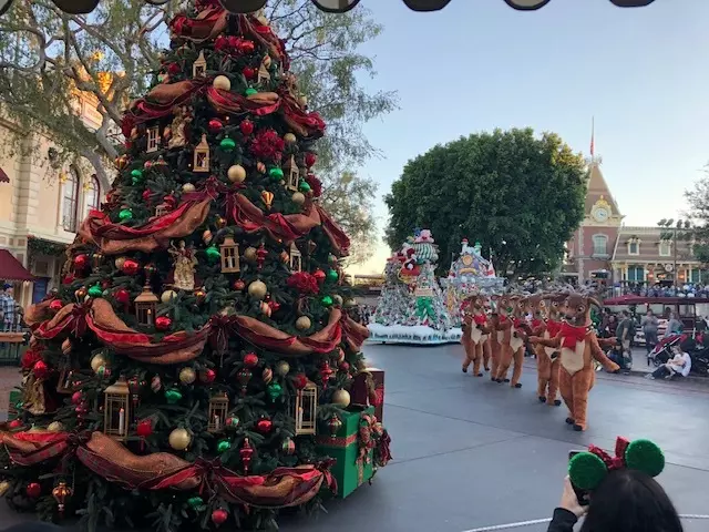 Syndicate650's tweet image. 南加迪士尼乐园将会恢复半程的马拉松赛，迪士尼乐园主管3日宣布，会在明年在南加橙县安那罕恢复举办半程马拉松比赛，也就是13.1的赛事，七年来首次举办这项活动。