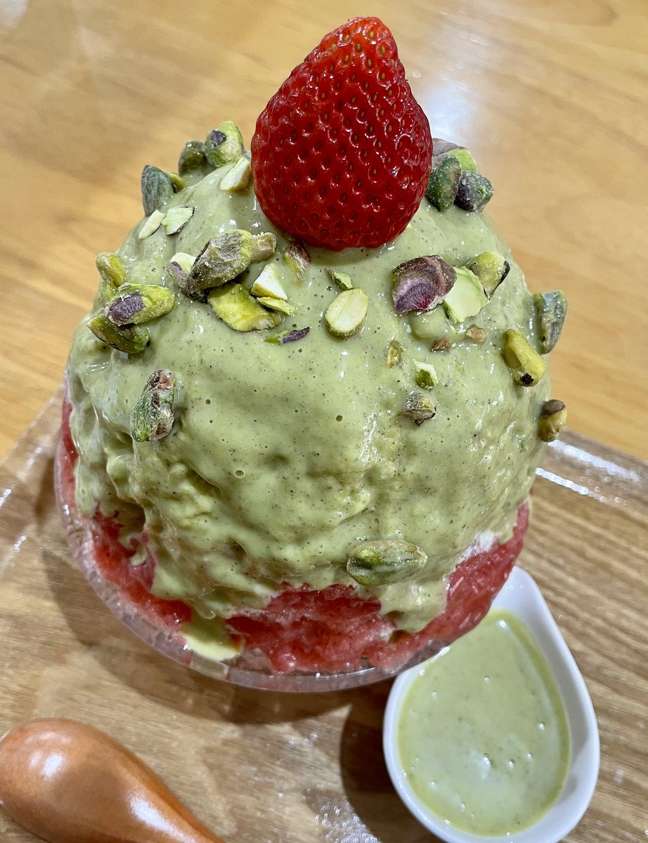 yuuttyryusei's tweet photo. 巣鴨
かき氷工房 雪菓(せっか)

「いちごピスタチオ」

苺の果肉が甘くて美味しいです🍓
前半は濃厚なピスタチオソースがたっぷりかかって、後半は苺も混ざってめちゃくちゃ美味しいです😍中にもカット苺たっぷりで幸せ〜✨️別添のピスタチオ使う暇がないくらい、たっぷりシロップでした😋 https://t.co/Vepffvie6y