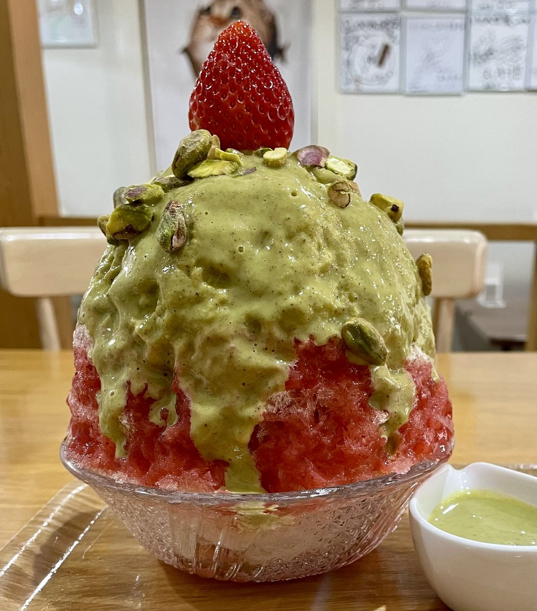 yuuttyryusei's tweet photo. 巣鴨
かき氷工房 雪菓(せっか)

「いちごピスタチオ」

苺の果肉が甘くて美味しいです🍓
前半は濃厚なピスタチオソースがたっぷりかかって、後半は苺も混ざってめちゃくちゃ美味しいです😍中にもカット苺たっぷりで幸せ〜✨️別添のピスタチオ使う暇がないくらい、たっぷりシロップでした😋 https://t.co/Vepffvie6y